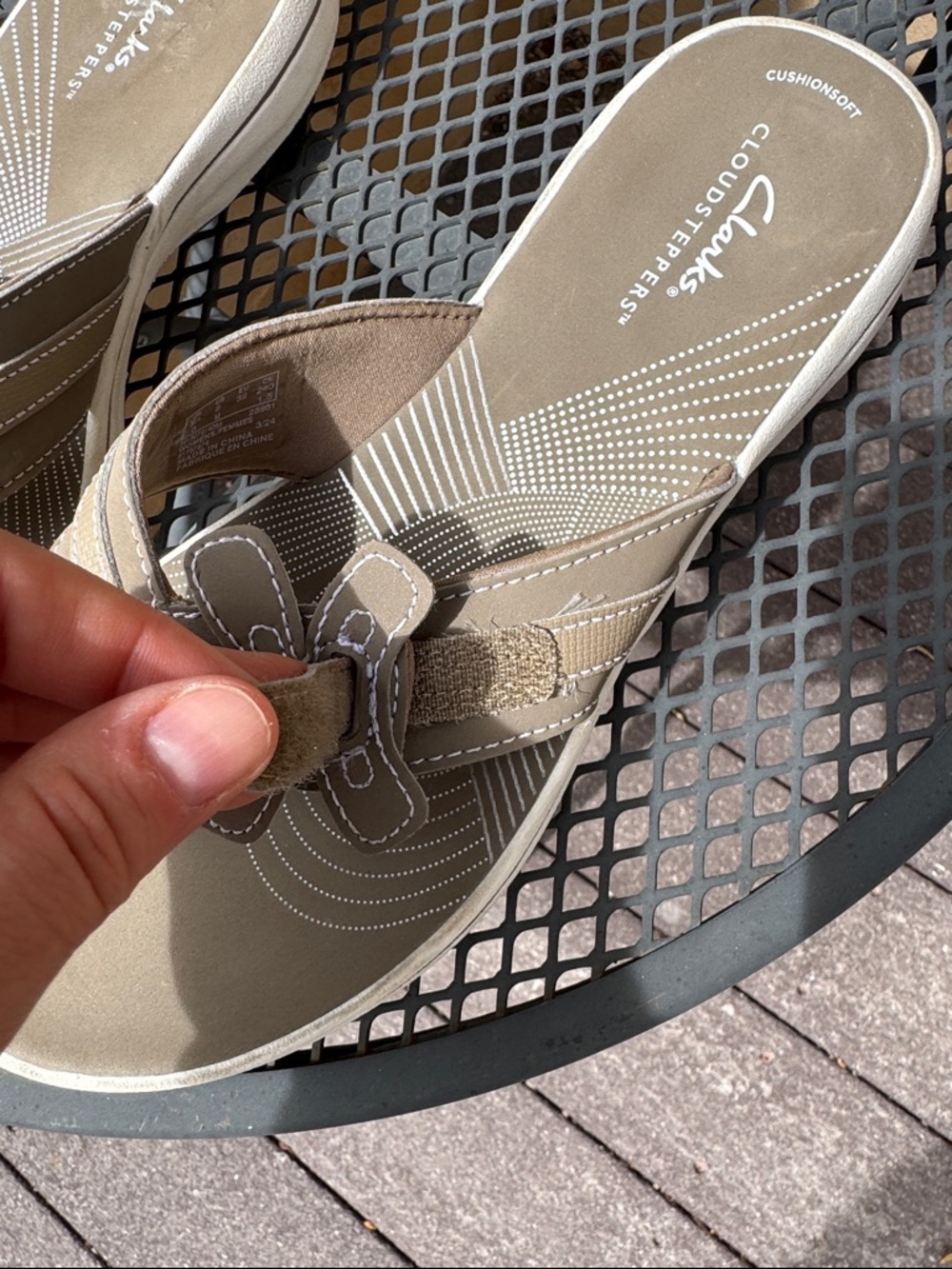 Clarks Cloudstepper Women's Taupe/Beige Flip Flop Sandals - Size 8 - Picture 8 of 9